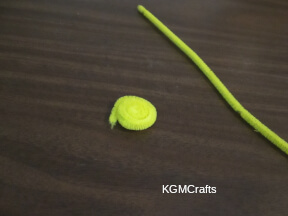 roll the pipe cleaner in a circle