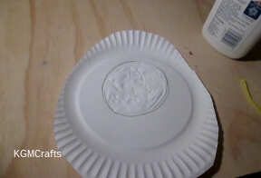 draw a circle on the other plate and add glue