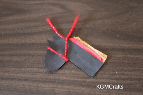 tie the yarn around the horse