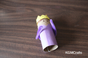 bend the pipe cleaner to make hands