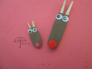 a Christmas magnet or pin clothespin reindeer