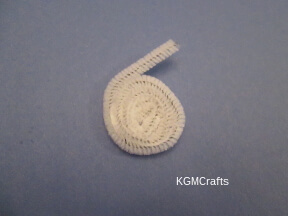 make a circle with a pipe cleaner