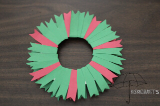 use green and red paper to make a wreath paper ribbon wreath